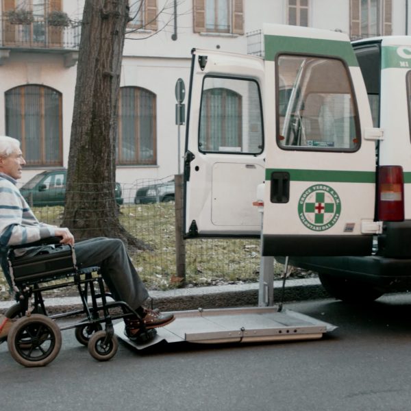“T’È VIST L’ANTONIO?” PER CERCARE VOLONTARI, CROCE VERDE A.P.M. MILANO SI AFFIDA AD ARMANDO TESTA.