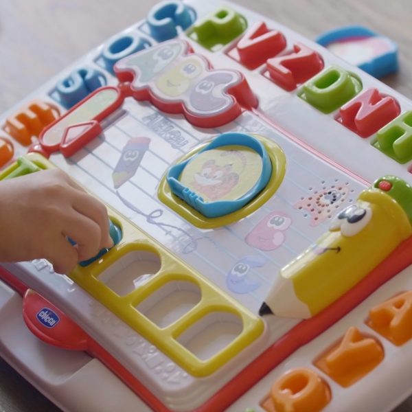 Chicco si prepara al Natale con la multisoggetto ideata da Armando Testa Torino