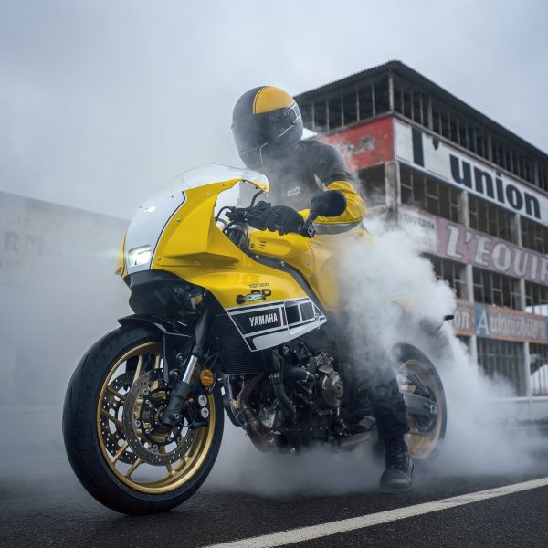 Yamaha Motor Europe e Armando Testa celebrano la gloria Yamaha con la nuova XSR900 GP e Kenny Roberts.